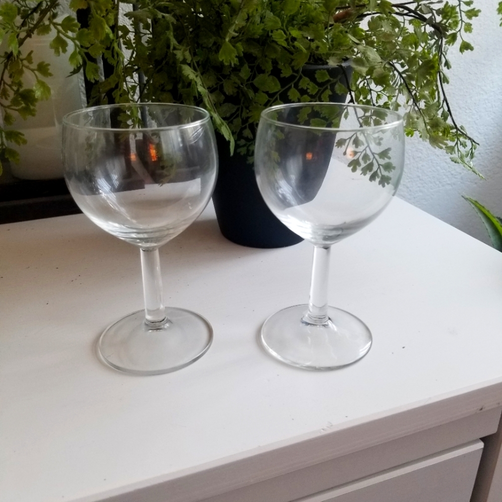 2 small wine glasses